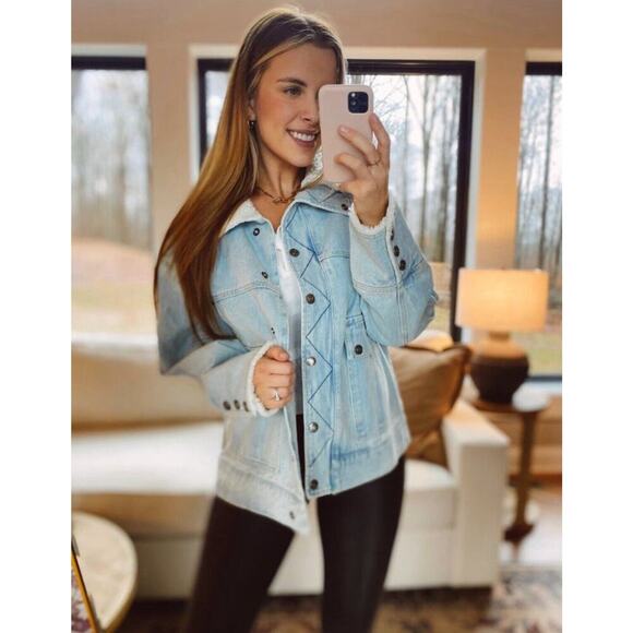 Aemi+Co Jackets & Blazers - Aemi+Co Juliette Light Wash Denim Sherpa Collared Jacket Size Medium